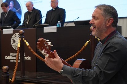 Joan Àguila Chavero, provicario general para la Pastoral de la archidiócesis de Tarragona y cantautor.