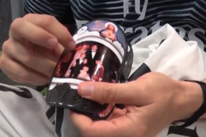 Espinillera de Modric en la que se ve una foto de su familia y una estampa del Sagrado Corazón