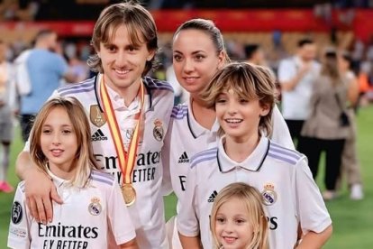Modric festeja junto a su familia una de las seis Champions League que ha ganado en el Real Madrid.