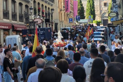 Los fieles del Rosario por la juventud de España, en su paso por las calles del centro de Madrid.
