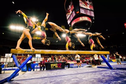 Justine Callis en una impresionante foto de su paso por la gimnasia de alto rendimiento hasta 2019