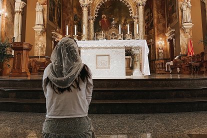 Justine Callis en adoración eucarística, pero ya su madre evangélica la enseñó a ponerse a los pies de Cristo