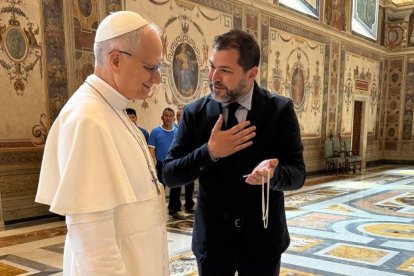 Antonino Cottone entrega la cruz pectoral en la que colocó las reliquias de los cuatro obispos muy queridos por el Papa León XIV