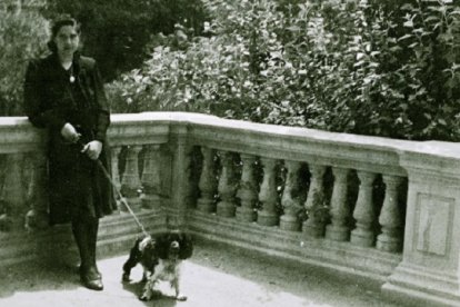 La microbióloga del CSIC Pilar Aznar en su juventud, paseando en el Parque del Retiro en Madrid