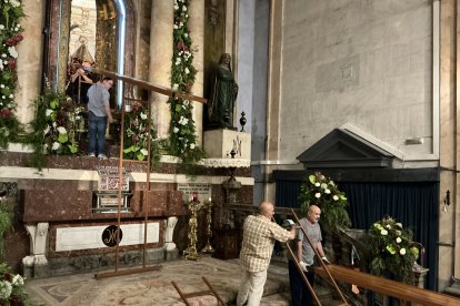 Colocando la primera parte de la rampa, en la tarde de la salida.