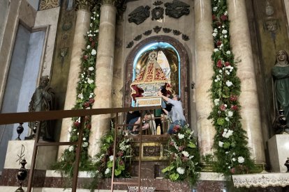 La Virgen colocada sobre el pedestal, que quedará inserto en el carro procesional, a punto de la bajada.