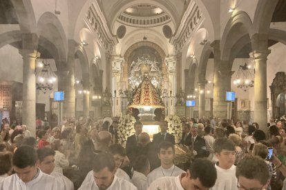Al finalizar la santa Misa la Virgen del Prado recorre la nave principal para salir, catorce años después a las calles de la Ciudad de la Cerámica