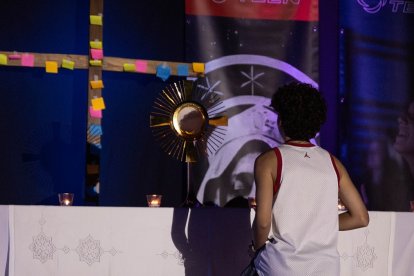 Un joven en adoración en el campamento de verano de LifeTeen 2025 en España