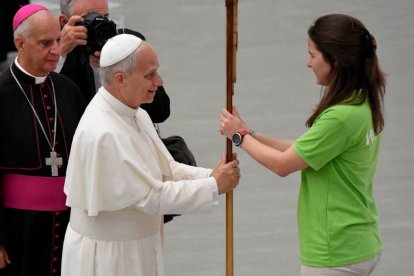 El Papa león XIV recibe la cruz del Año Jubilar 2025 de manos de una joven en el Jubileo de la Santa Sede