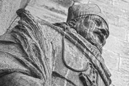 Estatua en Ascó, Tarragona, de San Pedro Sanz, o Pere Sans, que fue obispo mártir en Fuzhou en el siglo XVIII