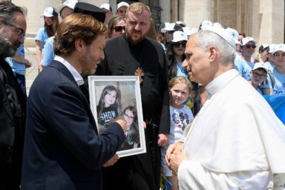 Jóvenes de Járkov visitan al Papa Francisco, le hablan de su amiga Maria, de 12 años, que murió por bombas rusas en 2024