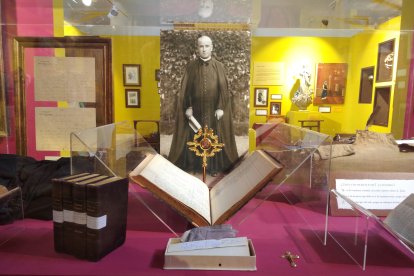 La vitrina dedica al Rector mártir, beato José Sala Pico.