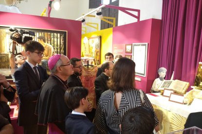 Los primeros visitantes de la nueva exposición sobre la historia y vida del Seminario Menor.