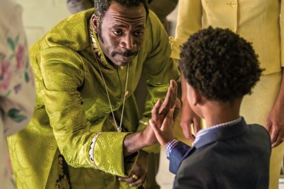 El reverendo Martin usa unas túnicas coloridas y estrambóticas en sus servicios religiosos, pero tiene un don para animar a la adopción