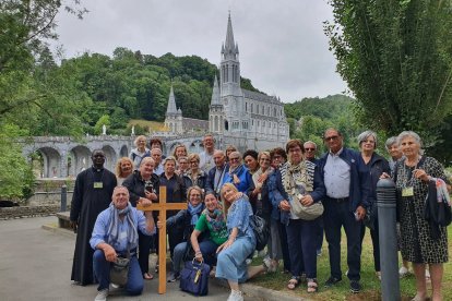 Unos peregrinos en Lourdes en 2022; es un destino espiritual que no deja indiferente