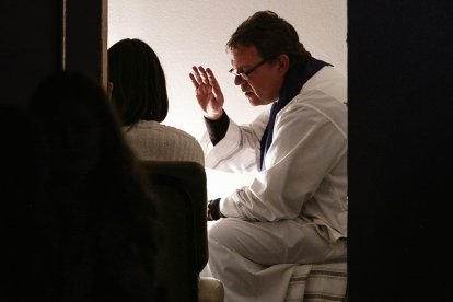 Una joven se confiesa con un sacerdote... suele ser fuente de sanación, esperanza y alivio