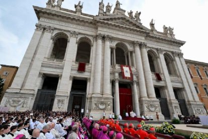 Misa de Corpus Christi de 2025 ante San Juan de Letrán, con miles de fieles