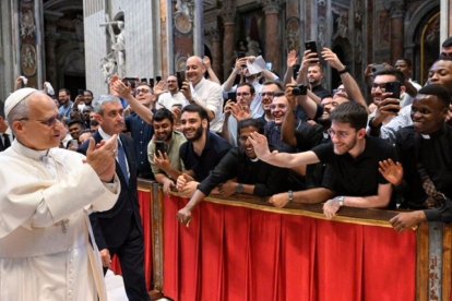 León XIV devuelve el saludo a los seminaristas que le aclamaban.