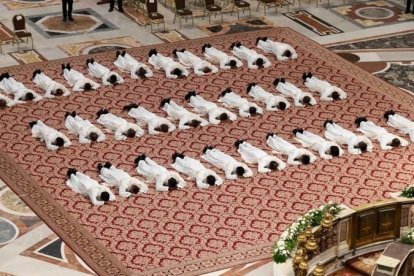 Los 32 nuevos sacerdotes, durante el momento más impresionante del rito de ordenación.