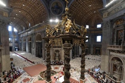 La basílica de San Pedro ofrecía un aspecto impresionante, llena de sacerdotes y seminaristas, obispos y cardenales.
