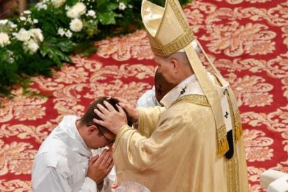 León XIV impone sus manos a uno de los diáconos para conferirle el sacramento del orden.