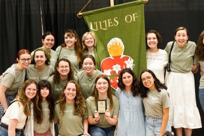 Uno de los households femeninos de la Universidad Franciscana de Steubenville, con su estandarte