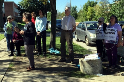 Voluntarios de 40 Días por la Vida, rezando ante la clínica de Planned Parenthood en Cleveland.