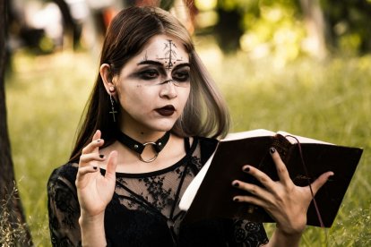 Una chica maquillada como una bruja, mezclando estilo gótico y siniestro