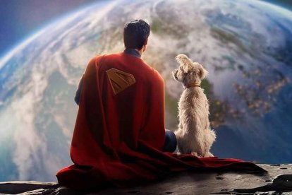 Superman con el perro Krypto, que tiene en acogida, desde la Luna contemplan la Tierra