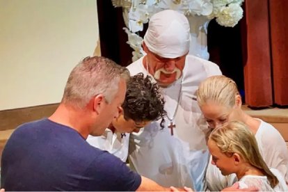Hulk Hogan y su joven esposa Skye rezan tras su bautizo en una iglesia baptista en diciembre de 2023
