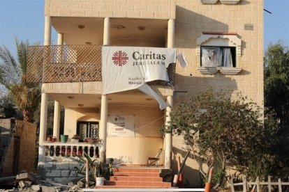 Centro de ayuda de Cáritas en Deir al-Balah, sur de Gaza, dañado por los ataques israelíes