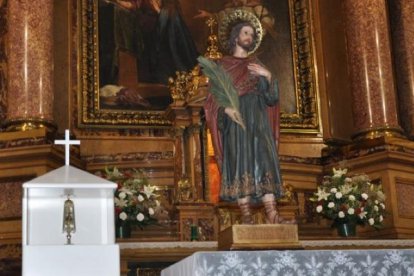 Estatua de San Pantaléon y su reliquia de sangre en el Monasterio de la Encarnación de Madrid