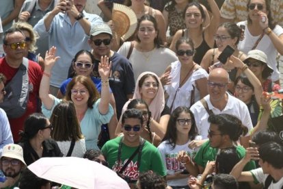 Peregrinos en la Plaza de San Pedro escuchan al Papa León XIV hablar del Padrenuestro y la hambruna en Gaza