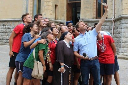 Vincenzina Botindiari se hace un selfie con un grupo de jóvenes scouts italianos