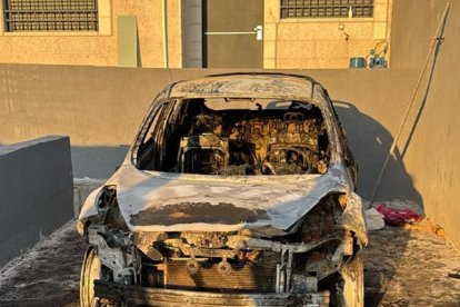 Uno de los coches quemados en un complejo de viviendas de cristianos ortodoxos en Taybeh, sospechan de colonos israelíes