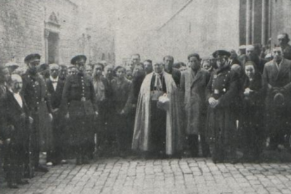 El Dr. Irurita, rodeado de los asistentes a la primera misa dominical dedicada a los pobres, durante la cual pronunció una fervorosa plática». Era el 5 de enero de 1935.