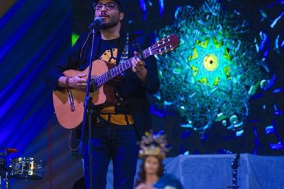 El cantante hondureño Andrés Ferrera, en el escenario; ha ganado el premio a Mejor Canción Rock de los Catholic Music Awards