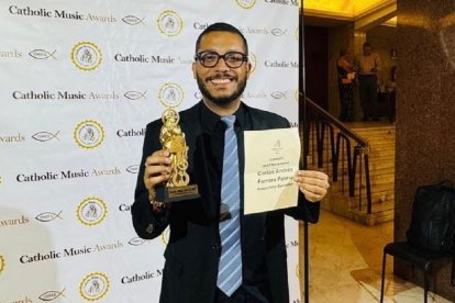 Andrés Ferrera, en Roma, con su Premio de Música Católica de Mejor Canción Rock