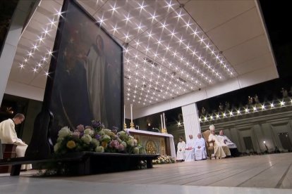 El altar de la misa en la Plaza de San Pedro, con una imagen de la Inmaculada Concepción.