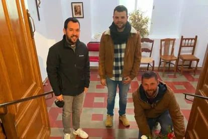 Bernardo López, párroco de Villanueva de Córdoba, a la izquierda de la foto. A la derecha, Yohan Eveno deposita flores en la tumba de Don Bernardo Moreno, el sacerdote que recibió a los padres Paillaud y Giraudeau.