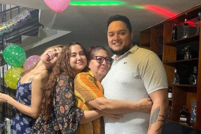 Claudia Marcela, junto a su madre y dos de sus hijos.