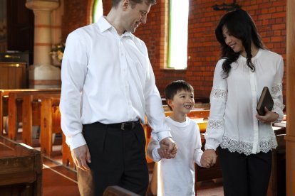 Una joven familia sonríe al salir del templo, pero la fe que se contagia se vive en el día a día