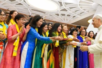 Un grupo de mujeres orientales saluda al Papa.