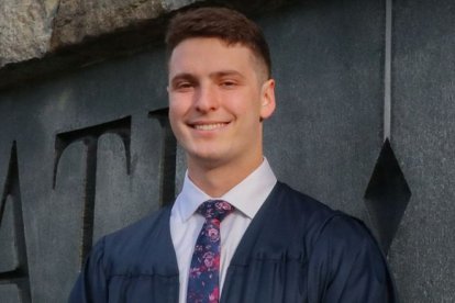 Luke Yanoshak, tras graduarse como ingeniero.