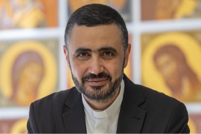 Samer Yohanna, sacerdote caldeo iraquí, rodeado de iconos, en la Universidad de Navarra