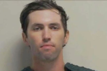 Tyler Robinson se entregó tras ser convencido de ello por su padre, ex policía, quien le reconoció en las imágenes que le mostraban bajando del tejado desde donde disparó.