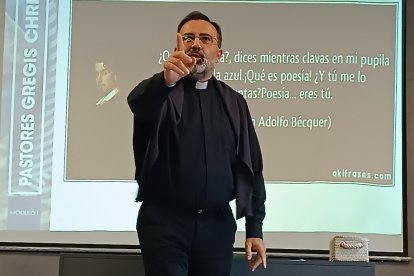 Un sacerdote en una de las sesiones del Curso Pastores Gregis, que da herramientas para el pastoreo