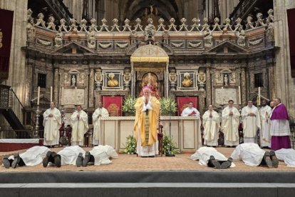 Los nuevos diáconos postrados en el suelo de la catedral.