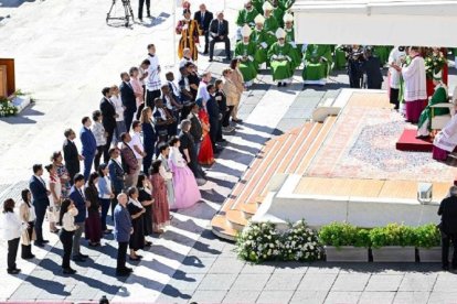 El Papa León con casi 40 catequistas de distintos países, para una ceremonia de envío