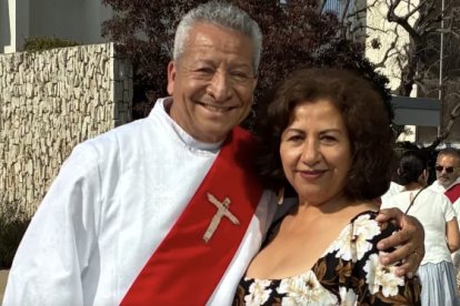 El diácono Tony Luna junto a su esposa Elsa Luna.